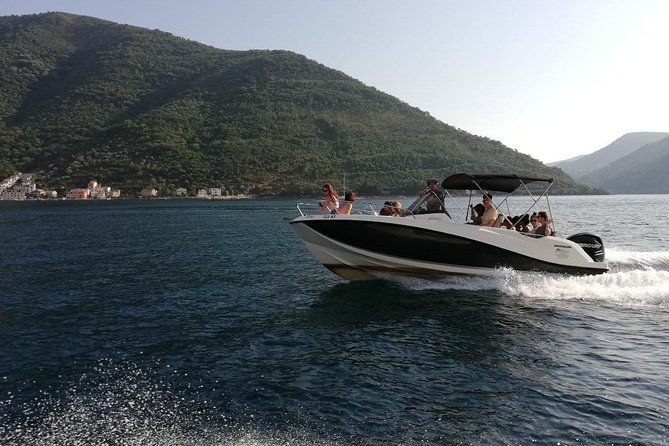 3h-Private Bout: Kotor bay and Blue Cave attraction (Free Drinks) - The run toward the Blue Cave