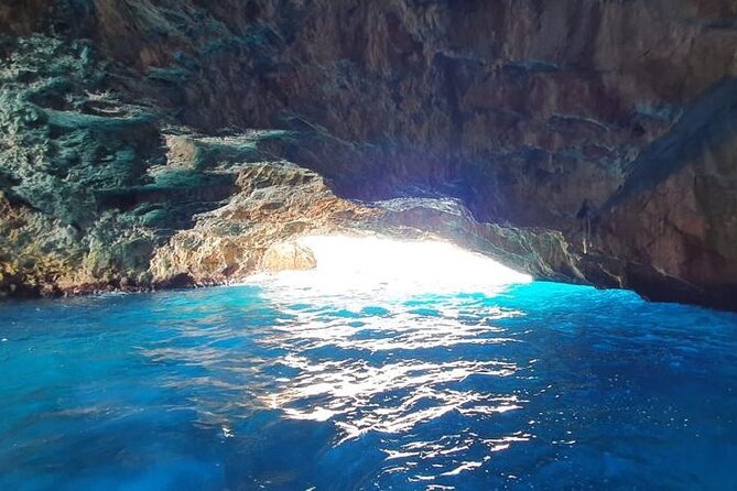 Blue Cave Adventure - Guides, music, and the feel on board