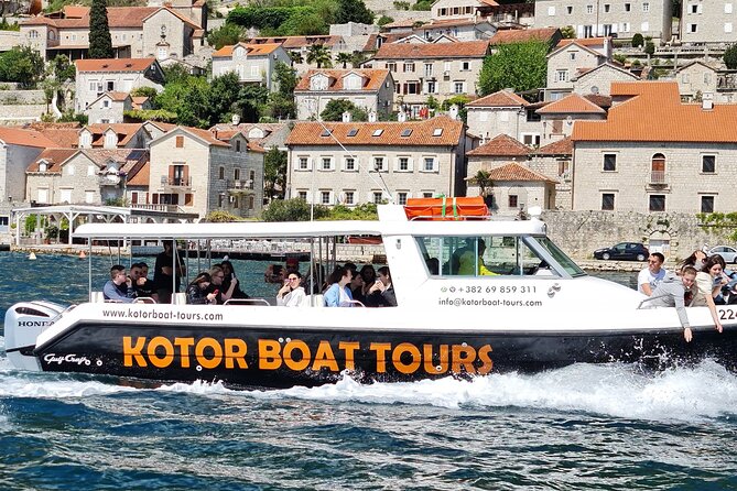 Group Blue Cave tour with a beach stop - 4h duration - Finding the boat at Park Slobode