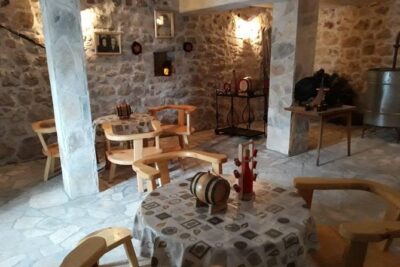 Private tour: Homemade food and wine tasting at my family home